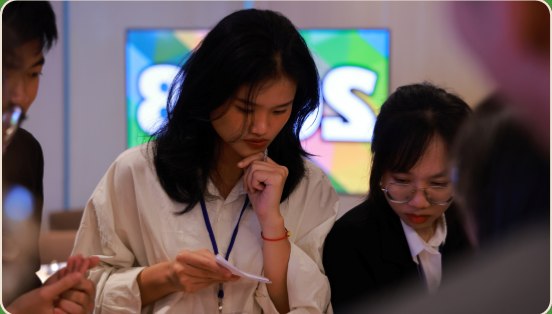 Thu Thao collaborating with teammates during an event