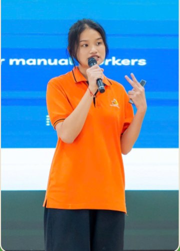 Thu Thao speaking on stage at FPT University